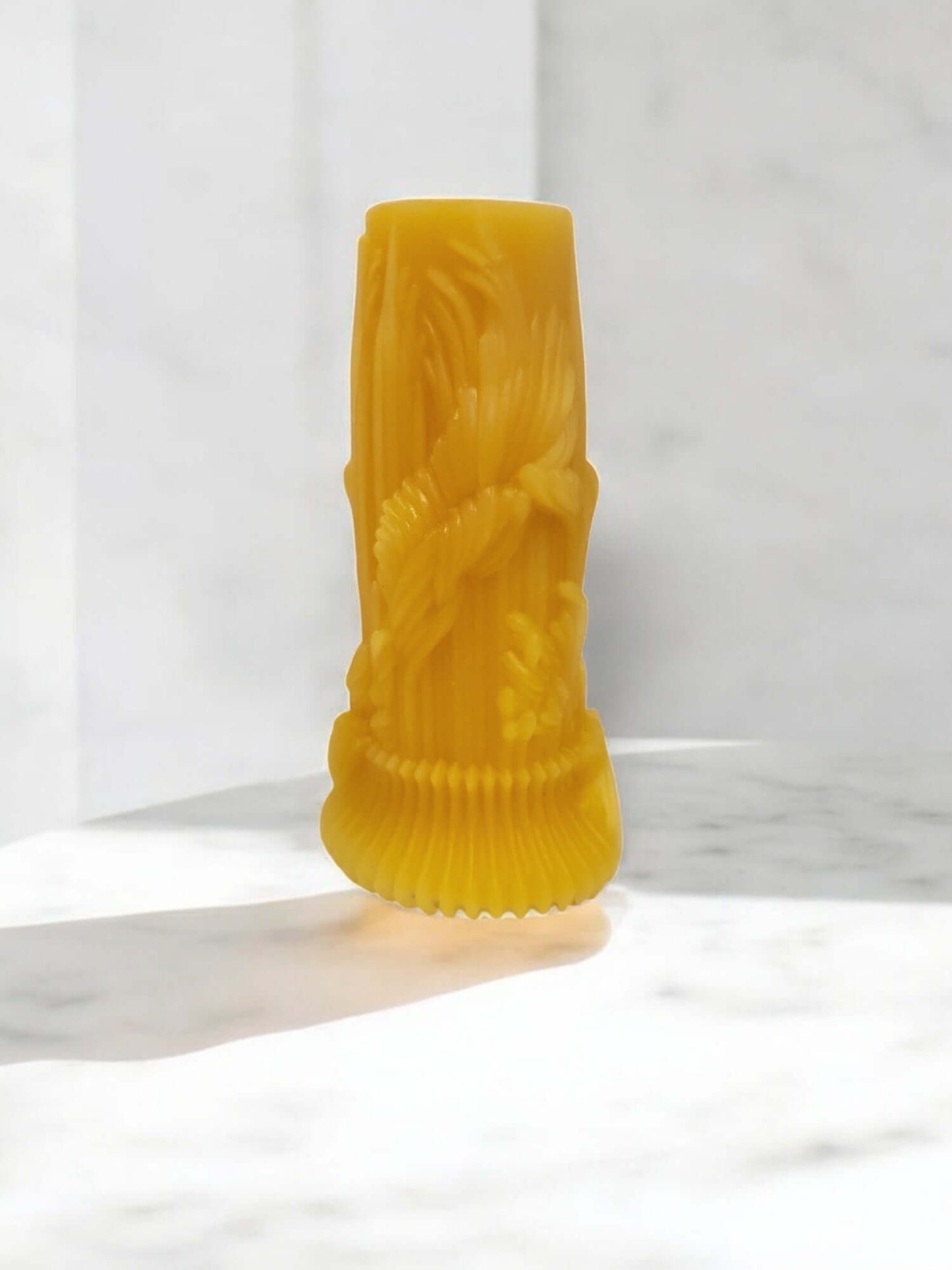 Sensual drip and massage candle in elegant design, perfect for intimate and erotic play. Low-temperature wax melts into massage oil.