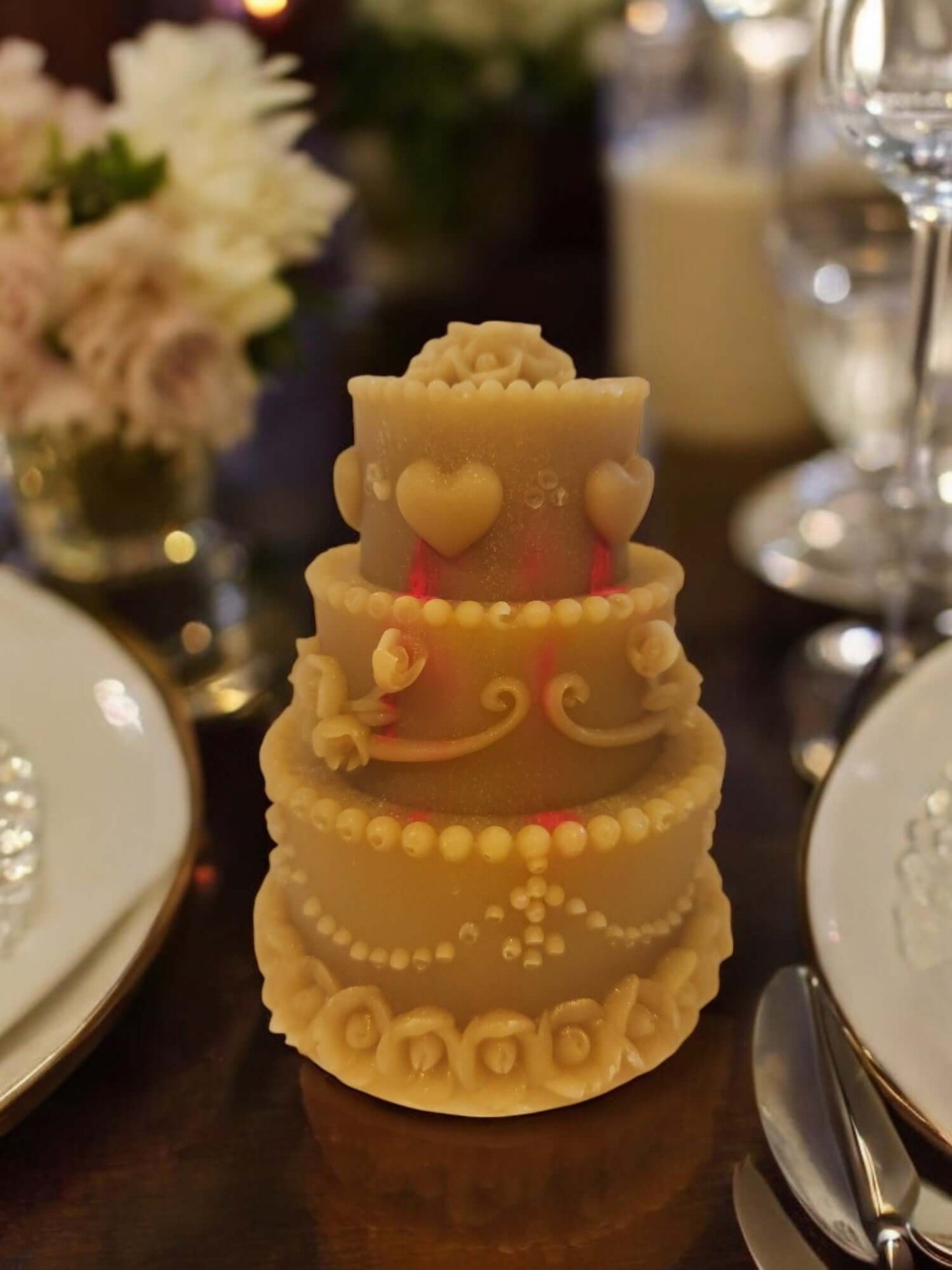 Sensual drip and massage candle designed as a decorative cake, perfect for intimate moments and relaxing massages.